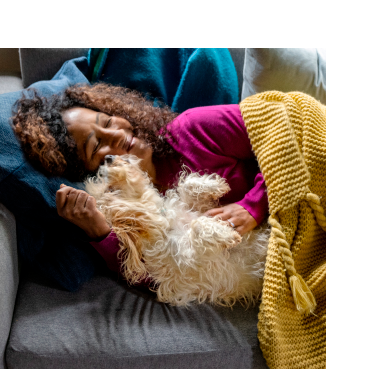 Um tutor aconchegando-se com um cachorro de estimação